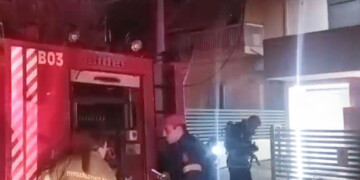 Τραγωδία στην Καλλιθέα: Εντοπίστηκαν δύο απανθρακωμένες σοροί σε φλεγόμενη διπλοκατοικία
