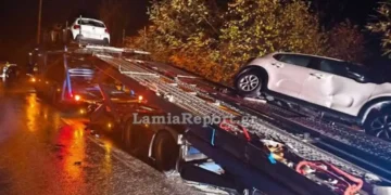 Σοβαρό τροχαίο στη Φθιώτιδα: Όχημα έφυγε από αυτοκινητάμαξα στην άκρη του δρόμου