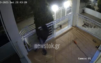 Βάρη: Εφιάλτης στο μπαλκόνι - Εισέβαλε και έκλεψε πατίνι μπροστά σε μητέρα και παιδί