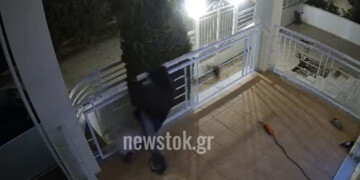 Βάρη: Εφιάλτης στο μπαλκόνι - Εισέβαλε και έκλεψε πατίνι μπροστά σε μητέρα και παιδί
