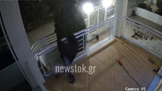 Βάρη: Εφιάλτης στο μπαλκόνι - Εισέβαλε και έκλεψε πατίνι μπροστά σε μητέρα και παιδί