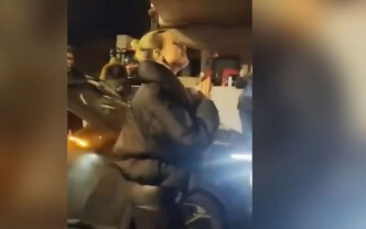 Η Κατερίνα Λιόλιου στο πλευρό των αγροτών: Η απρόσμενη εμφάνιση στα μπλόκα της Λαμίας και η α καπέλα ερμηνεία που αποθεώθηκε