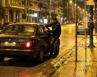 Άγιος Δημήτριος: Σκηνές δράσης σε στάση λεωφορείου – Θύμα ληστείας «βούτηξε» από το παράθυρο στο ΙΧ «μαϊμού» αστυνομικού