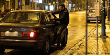 Άγιος Δημήτριος: Σκηνές δράσης σε στάση λεωφορείου – Θύμα ληστείας «βούτηξε» από το παράθυρο στο ΙΧ «μαϊμού» αστυνομικού