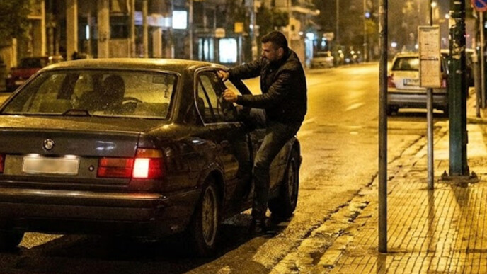 Άγιος Δημήτριος: Σκηνές δράσης σε στάση λεωφορείου – Θύμα ληστείας «βούτηξε» από το παράθυρο στο ΙΧ «μαϊμού» αστυνομικού