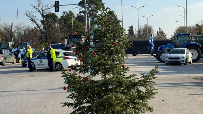 Αγρότες στο μπλόκο της ανατολικής Θεσσαλονίκης στόλισαν δέντρο - «Στολίσαμε δέντρο γιατί θα μείνουμε και τα Χριστούγεννα εδώ»