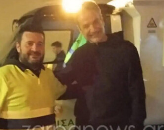 Χανιά: Η χαλαρή βόλτα του Κυριάκου Μητσοτάκη στο Ενετικό Λιμάνι και το «ευχαριστώ» στους εργαζόμενους