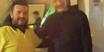 Χανιά: Η χαλαρή βόλτα του Κυριάκου Μητσοτάκη στο Ενετικό Λιμάνι και το «ευχαριστώ» στους εργαζόμενους