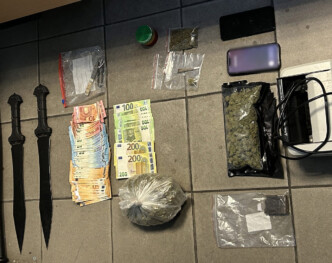 Αμπελόκηποι: Πέταξε τα ναρκωτικά από το μπαλκόνι για να γλιτώσει – Σπαθιά, μετρητά και χειροπέδες