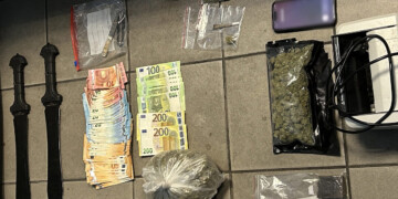 Αμπελόκηποι: Πέταξε τα ναρκωτικά από το μπαλκόνι για να γλιτώσει – Σπαθιά, μετρητά και χειροπέδες