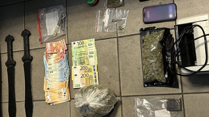 Αμπελόκηποι: Πέταξε τα ναρκωτικά από το μπαλκόνι για να γλιτώσει – Σπαθιά, μετρητά και χειροπέδες