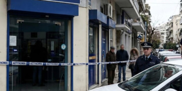 Τρόμος στον Ταύρο: Ένοπλη ληστεία σε πρακτορείο – Τραυμάτισαν με μαχαίρι 29χρονη υπάλληλο