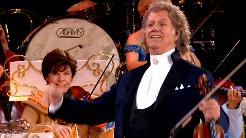 Μάγεψε το Μάαστριχτ ο Αντρέ Ριέ: Τα ελληνικά κάλαντα, τα μπουζούκια και η viral ερμηνεία