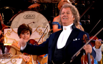 Μάγεψε το Μάαστριχτ ο Αντρέ Ριέ: Τα ελληνικά κάλαντα, τα μπουζούκια και η viral ερμηνεία