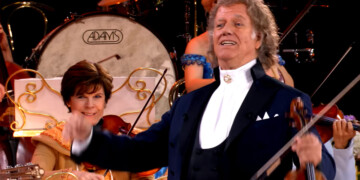 Μάγεψε το Μάαστριχτ ο Αντρέ Ριέ: Τα ελληνικά κάλαντα, τα μπουζούκια και η viral ερμηνεία