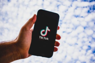 Εφιάλτης στα Πατήσια: Η «ροζ» παγίδα στο TikTok και το ραντεβού που κατέληγε σε ληστεία