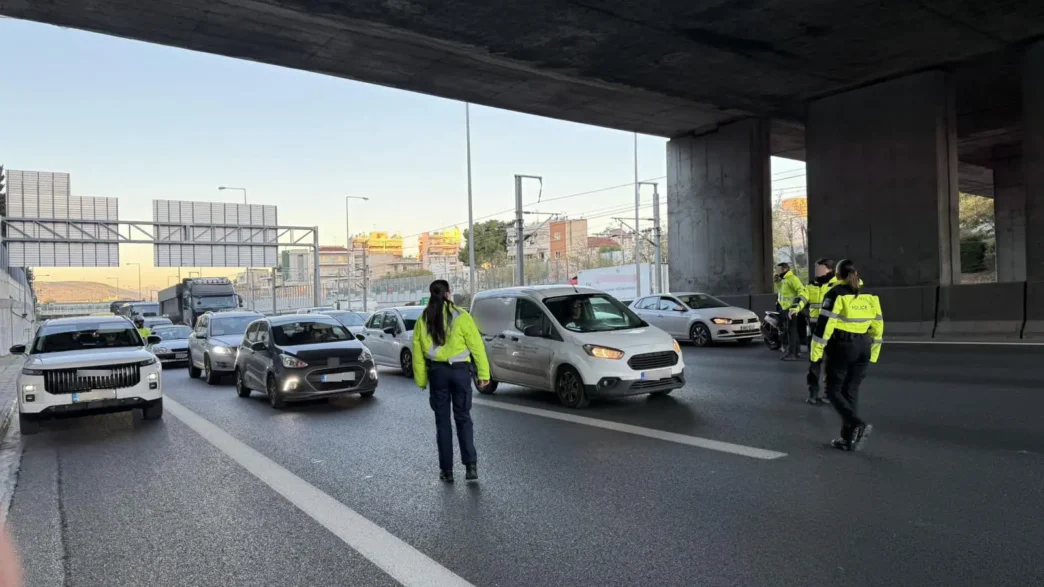 Αττική Οδός: 28χρονος χωρίς πινακίδες παρέσυρε δύο αστυνομικούς για να αποφύγει τον έλεγχο