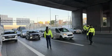 Αττική Οδός: 28χρονος χωρίς πινακίδες παρέσυρε δύο αστυνομικούς για να αποφύγει τον έλεγχο