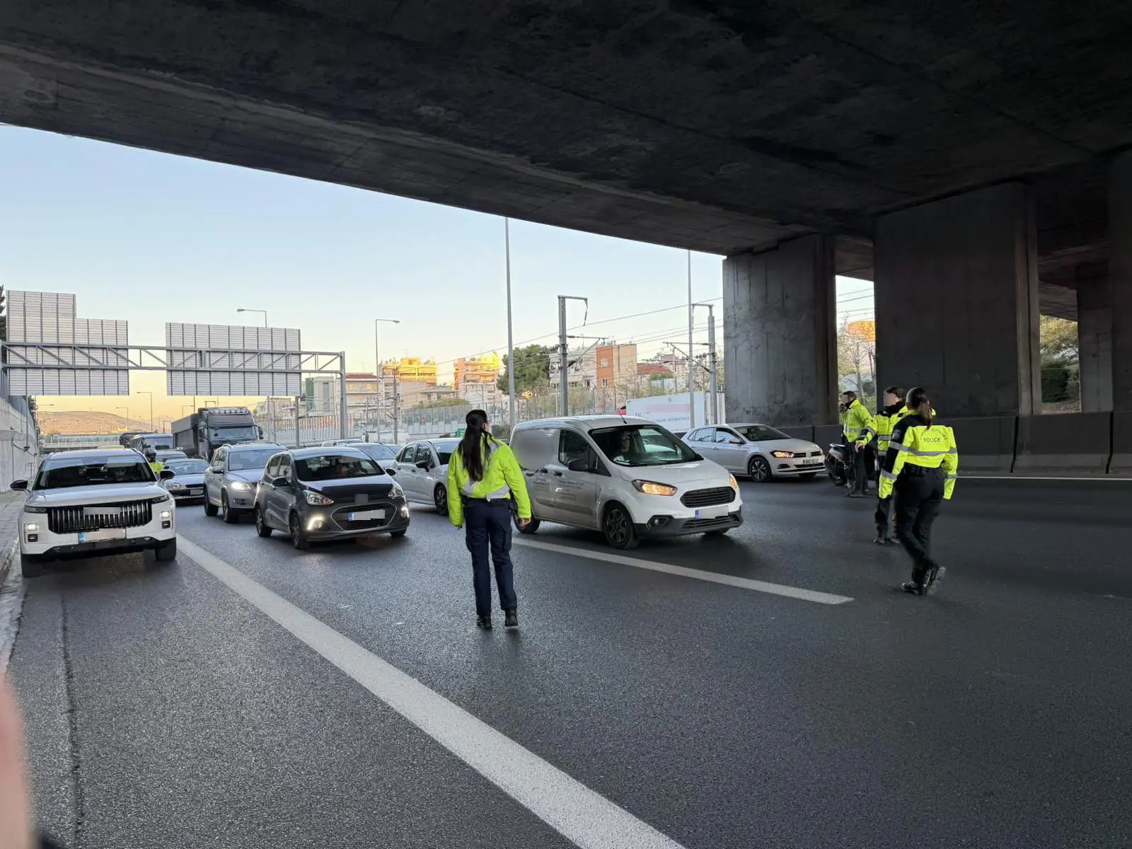 Αττική Οδός: 28χρονος χωρίς πινακίδες παρέσυρε δύο αστυνομικούς για να αποφύγει τον έλεγχο