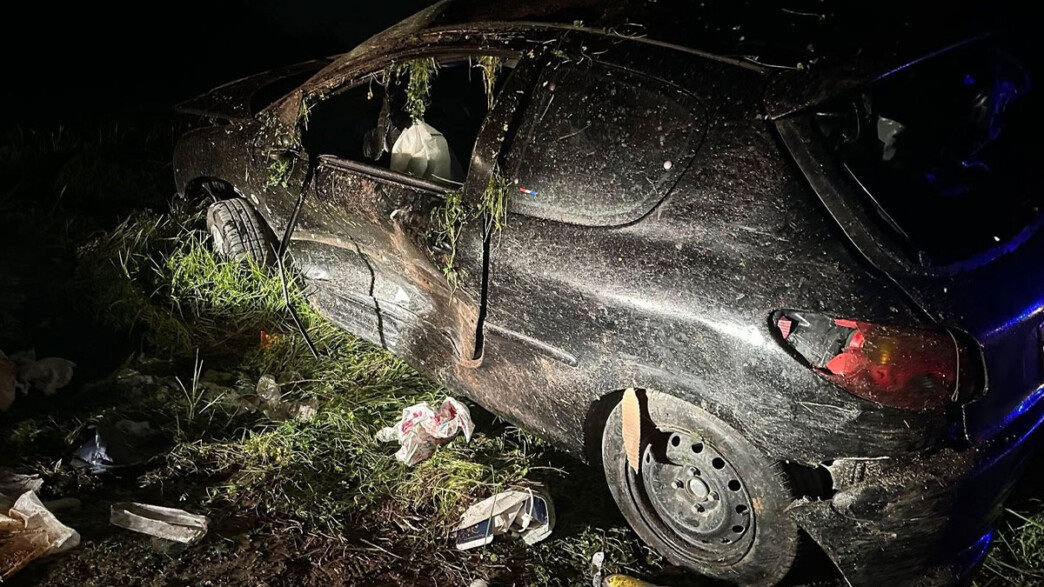 Σοβαρό τροχαίο στην Αρτέμιδα: ΙΧ «καρφώθηκε» σε κολόνα της ΔΕΗ