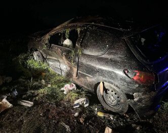 Σοβαρό τροχαίο στην Αρτέμιδα: ΙΧ «καρφώθηκε» σε κολόνα της ΔΕΗ