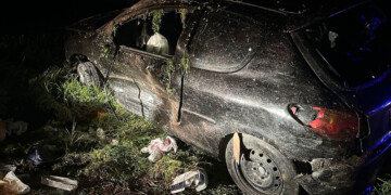 Σοβαρό τροχαίο στην Αρτέμιδα: ΙΧ «καρφώθηκε» σε κολόνα της ΔΕΗ