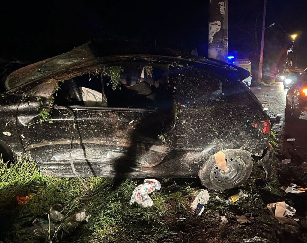 Σοβαρό τροχαίο στην Αρτέμιδα: ΙΧ «καρφώθηκε» σε κολόνα της ΔΕΗ