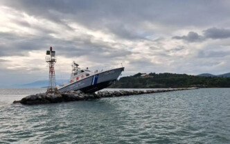 «Καρφώθηκε» στα βράχια σκάφος του Λιμενικού στον Βόλο