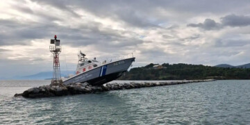 «Καρφώθηκε» στα βράχια σκάφος του Λιμενικού στον Βόλο