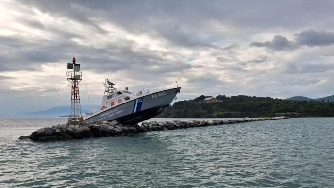 «Καρφώθηκε» στα βράχια σκάφος του Λιμενικού στον Βόλο