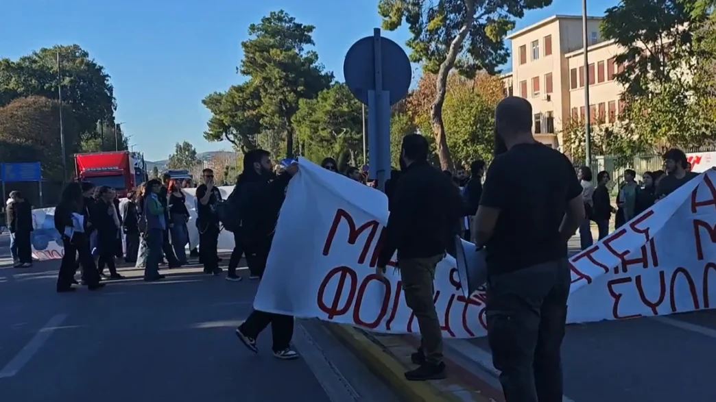 Συμπαράσταση κάνουν φοιτητές του Γεωπονικού με συνθήματα και πανό στους αγρότες