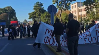 Συμπαράσταση κάνουν φοιτητές του Γεωπονικού με συνθήματα και πανό στους αγρότες