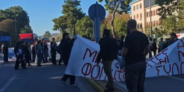 Συμπαράσταση κάνουν φοιτητές του Γεωπονικού με συνθήματα και πανό στους αγρότες