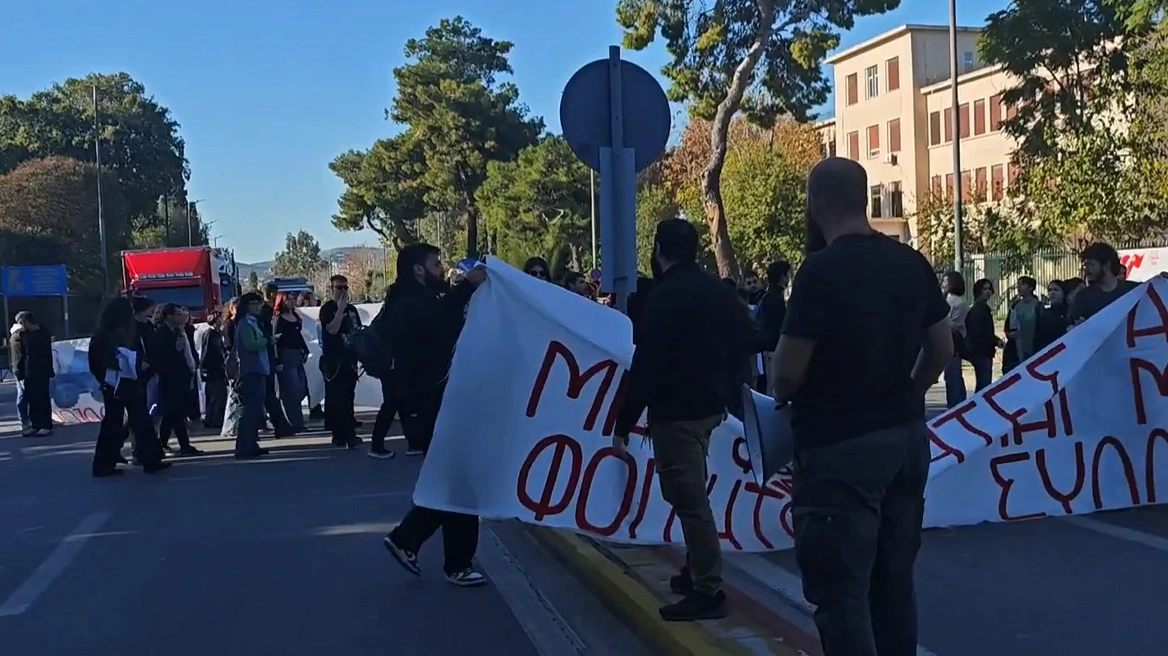 Συμπαράσταση κάνουν φοιτητές του Γεωπονικού με συνθήματα και πανό στους αγρότες