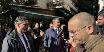 Χαλαρές στιγμές στο Κολωνάκι: Ο πρώτος καφές του έτους για Μητσοτάκη, Τασούλα και Γεωργιάδη μετά τη Δοξολογία