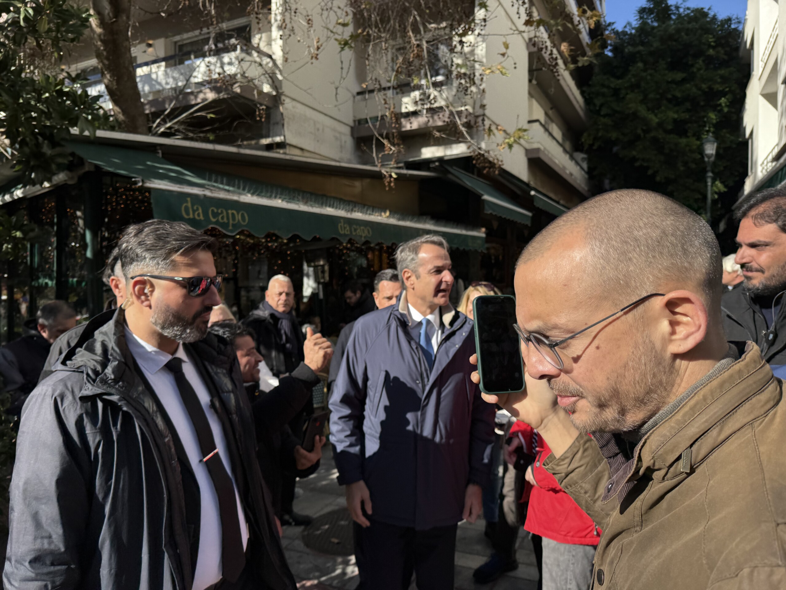 Χαλαρές στιγμές στο Κολωνάκι: Ο πρώτος καφές του έτους για Μητσοτάκη, Τασούλα και Γεωργιάδη μετά τη Δοξολογία