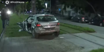 Σοβαρό τροχαίο στη Νέα Σμύρνη: Δραματικός απεγκλωβισμός στις γραμμές του τραμ μετά από σφοδρή σύγκρουση