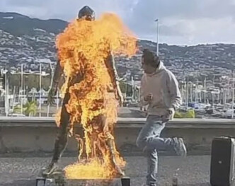 Οργή για τον βανδαλισμό στο άγαλμα του Ρονάλντο: Το έκαψε και το ανέβασε στο Instagram