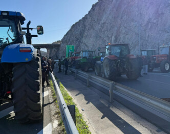 Κρίσιμες ώρες για το αγροτικό: Το τελεσίγραφο των μπλόκων και το «μέτωπο» συμπαράστασης