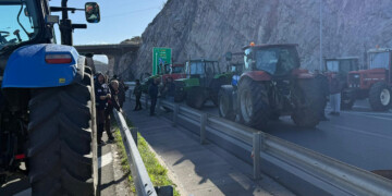 Κρίσιμες ώρες για το αγροτικό: Το τελεσίγραφο των μπλόκων και το «μέτωπο» συμπαράστασης