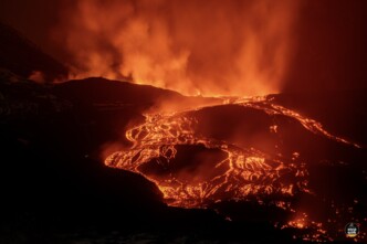 Αίτνα: Το «pyro-show» της Πρωτοχρονιάς – Εντυπωσιακά πλάνα από το νέο ποτάμι λάβας