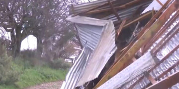 «Δεν πίστευα στα μάτια μου»: Ανεμοστρόβιλος σήκωσε στον αέρα ολόκληρη κτηνοτροφική μονάδα στην Ηλεία