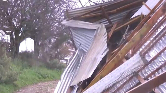 «Δεν πίστευα στα μάτια μου»: Ανεμοστρόβιλος σήκωσε στον αέρα ολόκληρη κτηνοτροφική μονάδα στην Ηλεία