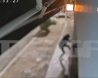 Περιστέρι: Βίντεο ντοκουμέντο που σοκάρει – Η στιγμή που διαρρήκτες «κατεβάζουν» βιτρίνα με καπάκι φρεατίου