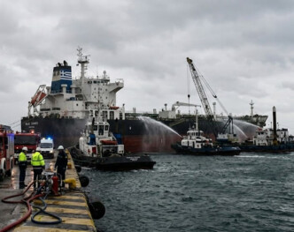 Συναγερμός στο Πέραμα: Εισροή υδάτων σε ελληνικό δεξαμενόπλοιο – Η μάχη με τα 7 μποφόρ