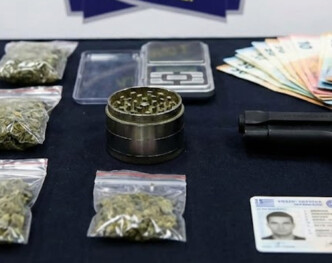 Γλυφάδα: «Μπλόκο» της ΟΠΚΕ σε νταραβέρι ναρκωτικών – Το όπλο ρέπλικα και η κλεμμένη ταυτότητα