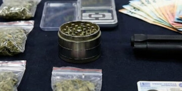 Γλυφάδα: «Μπλόκο» της ΟΠΚΕ σε νταραβέρι ναρκωτικών – Το όπλο ρέπλικα και η κλεμμένη ταυτότητα