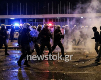 Επεισόδια στο ΟΑΚΑ: «Βροχή» από πέτρες και χειροπέδες σε 5 άτομα έξω από το γήπεδο