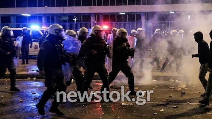 Επεισόδια στο ΟΑΚΑ: «Βροχή» από πέτρες και χειροπέδες σε 5 άτομα έξω από το γήπεδο