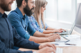 «Χρυσή» ευκαιρία από τη ΔΥΠΑ: Επίδομα 1.475 ευρώ για ανέργους με νέο πρόγραμμα μελισσοκομίας